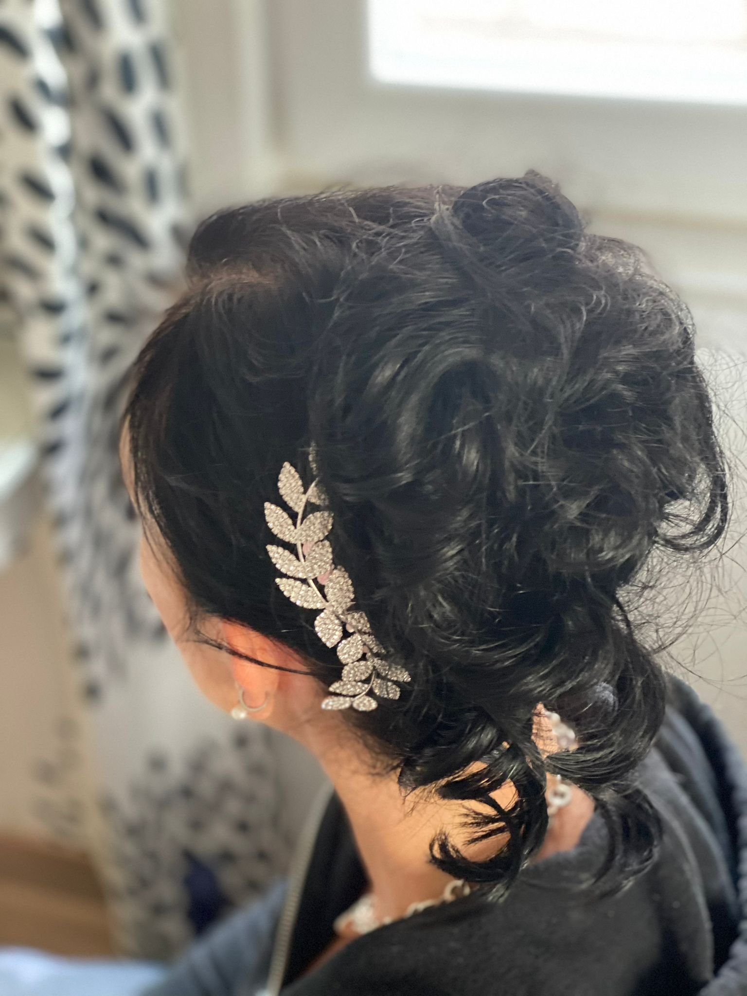 Dunkle Hochsteckfrisur mit Haarschmuck